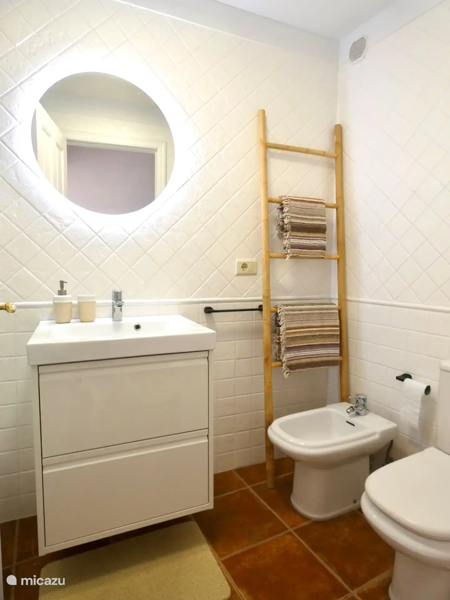 salle de bain avec baignoire et douche