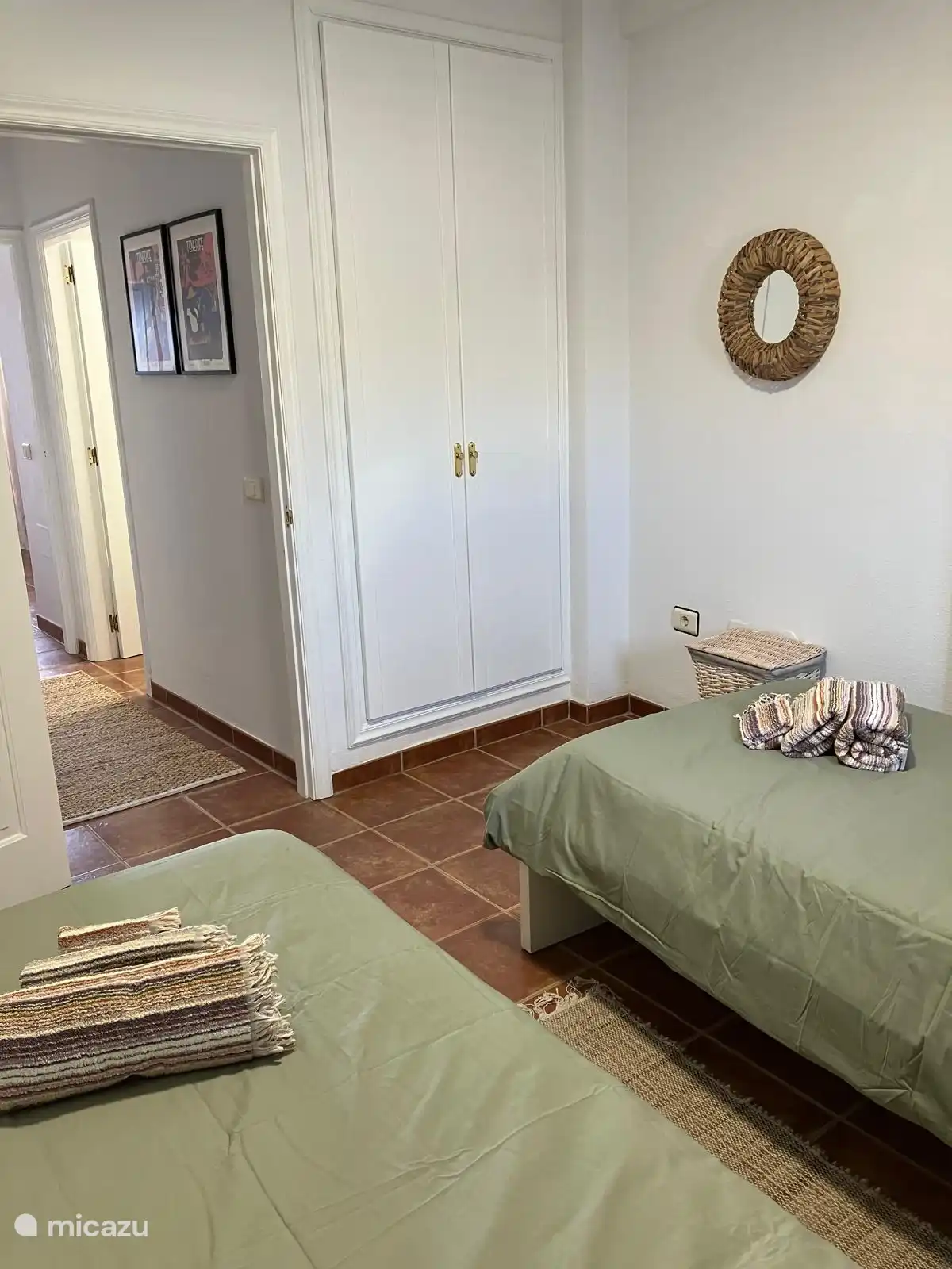 chambre arrière avec grand placard intégré et vue sur le volcan Teide