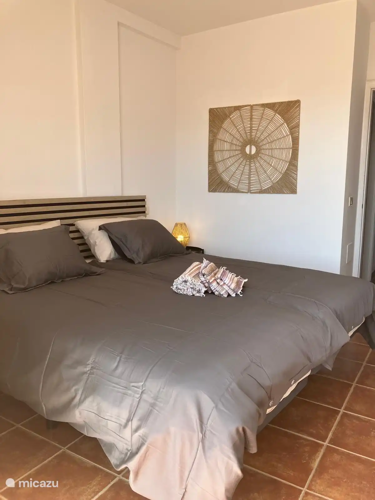 Chambre principale avec terrasse privée et grand placard intégré