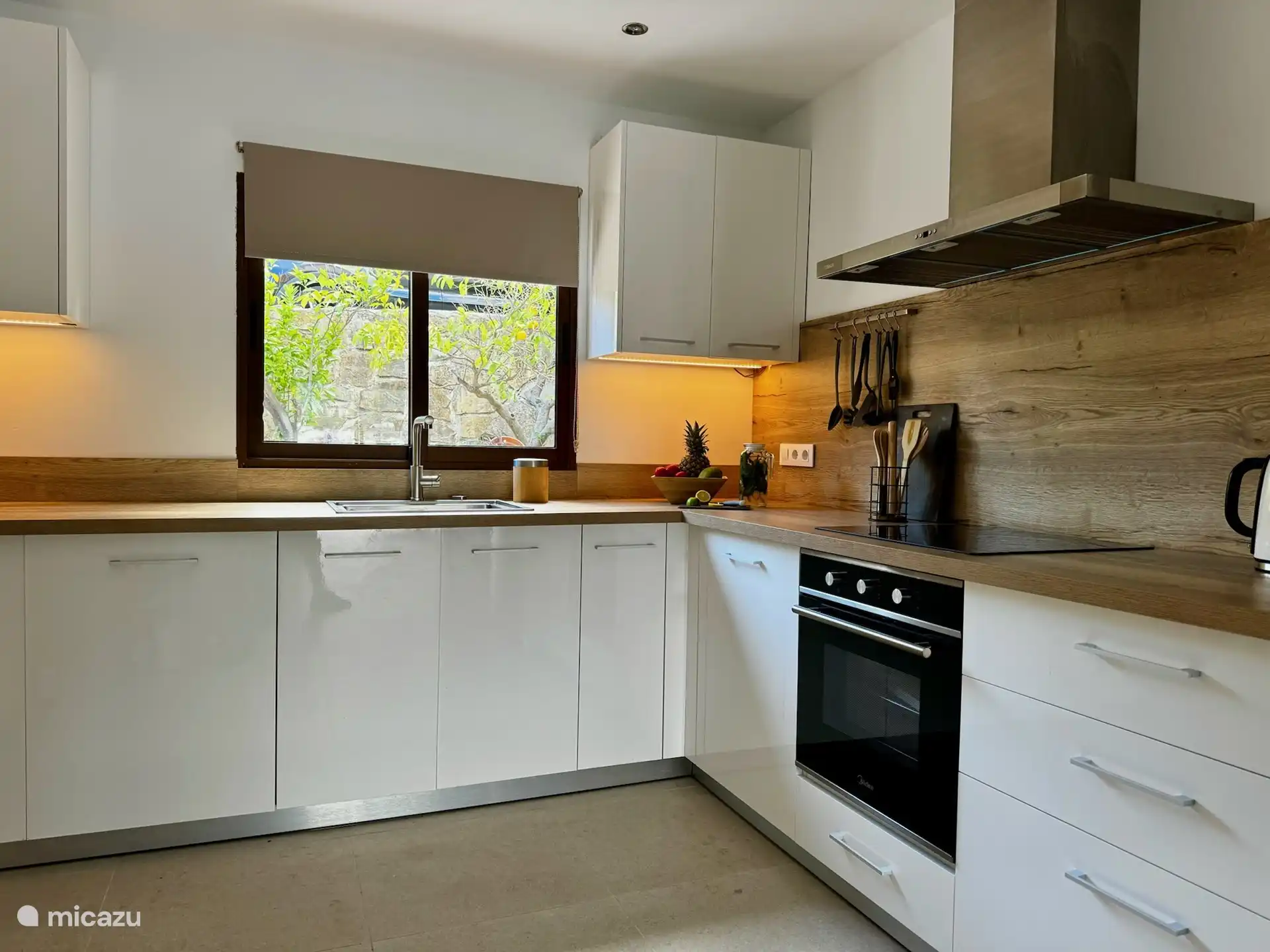 In der K&#252;che wurde ein zus&#228;tzlicher Wasserfilter installiert, damit das Wasser aus dem Wasserhahn leicht zu trinken ist und keinen Chlorgeschmack hat.