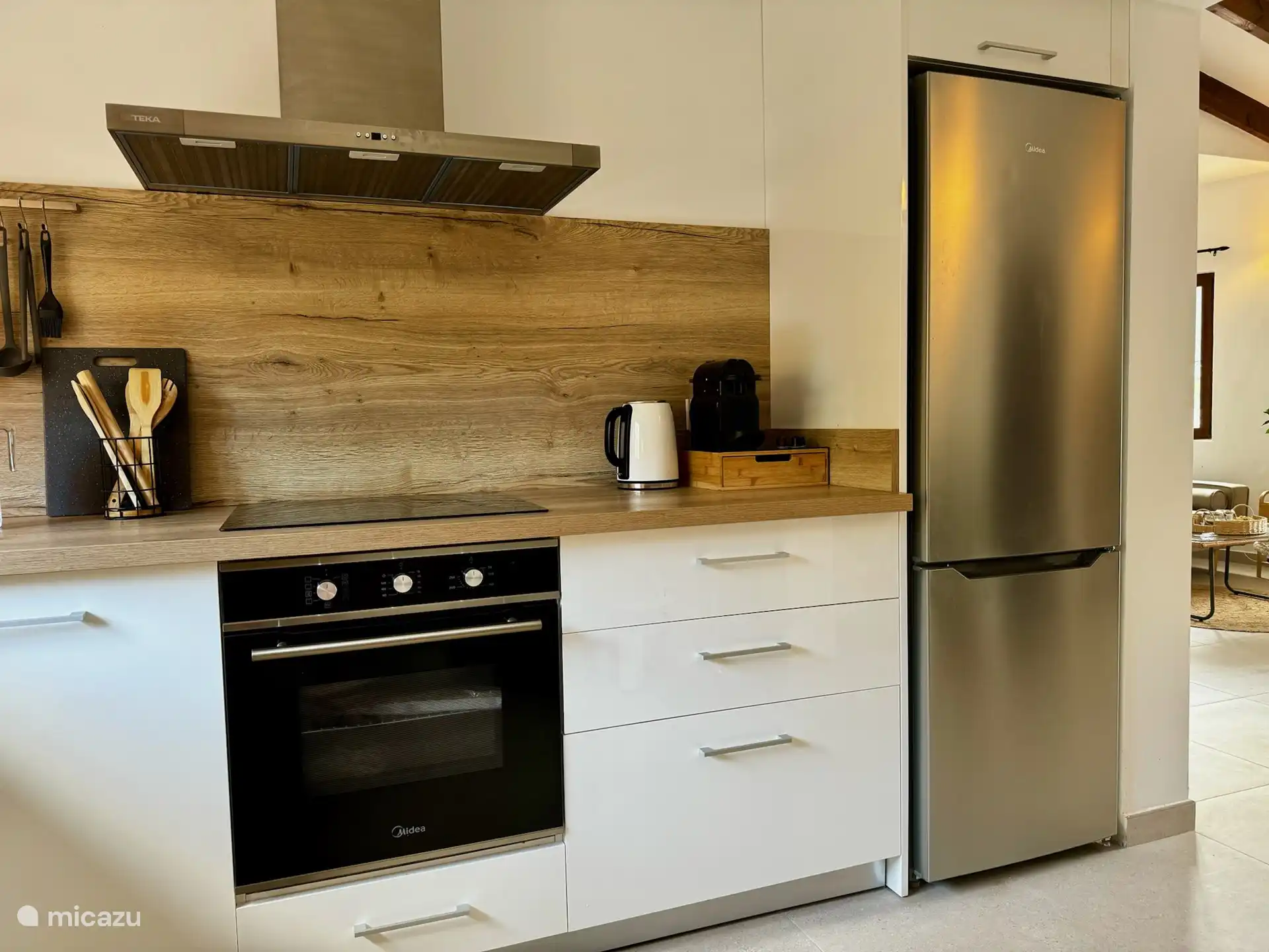 Die neue K&#252;che ist mit modernen K&#252;chenger&#228;ten ausgestattet und komplett ausgestattet.