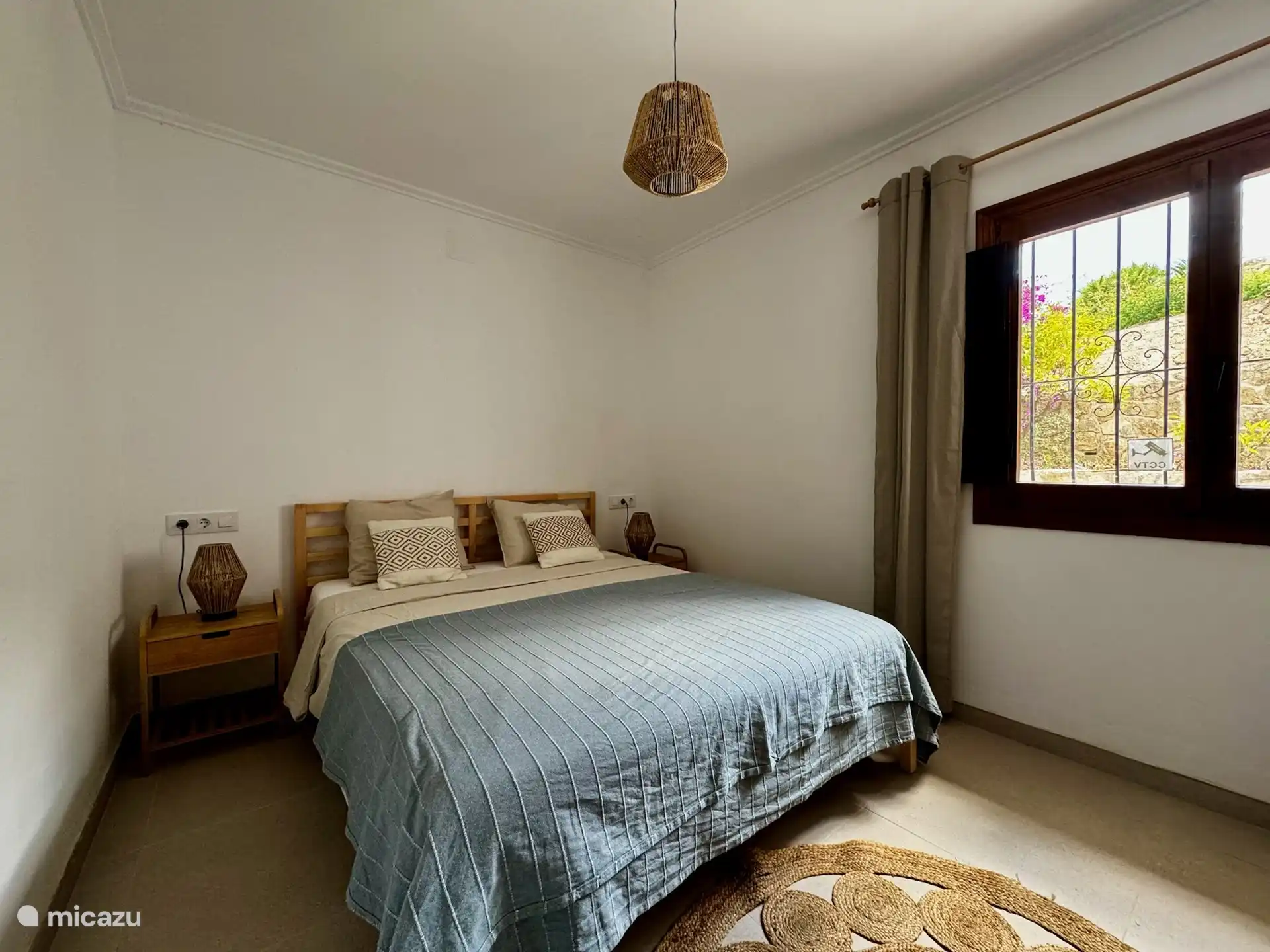 Dieses Schlafzimmer verf&#252;gt &#252;ber sch&#246;ne spanische Einbauschr&#228;nke und ein neues Bett und Fensterl&#228;den, um die Hitze drau&#223;en zu halten.