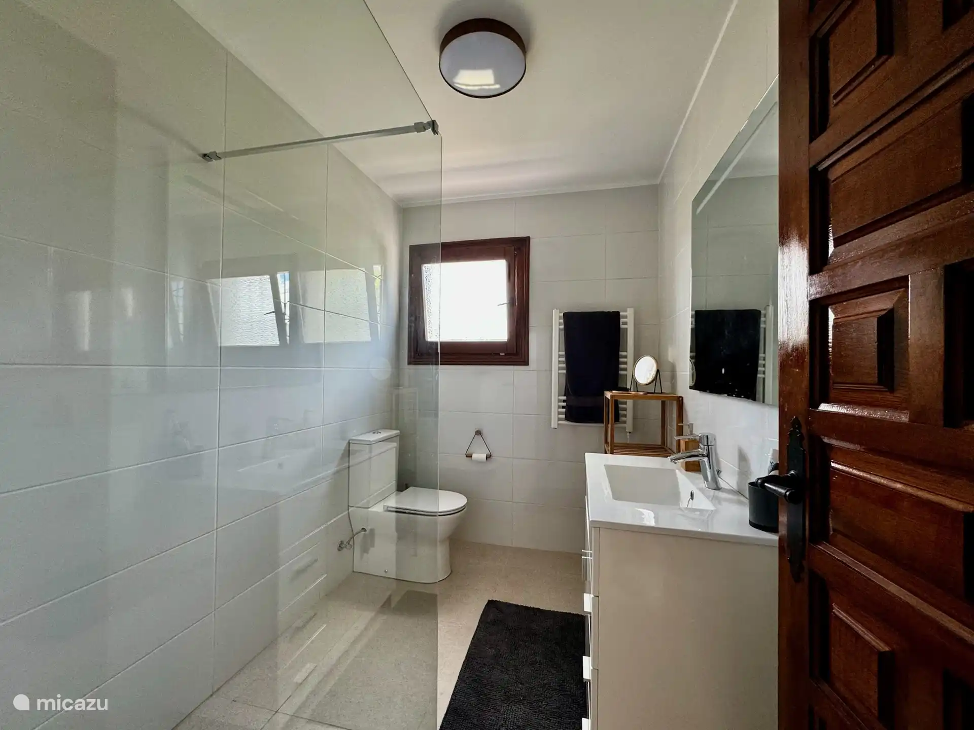 Das Badezimmer wurde komplett renoviert und mit einer neuen Dusche, WC, Waschbecken und elektrischem Heizk&#246;rper ausgestattet.