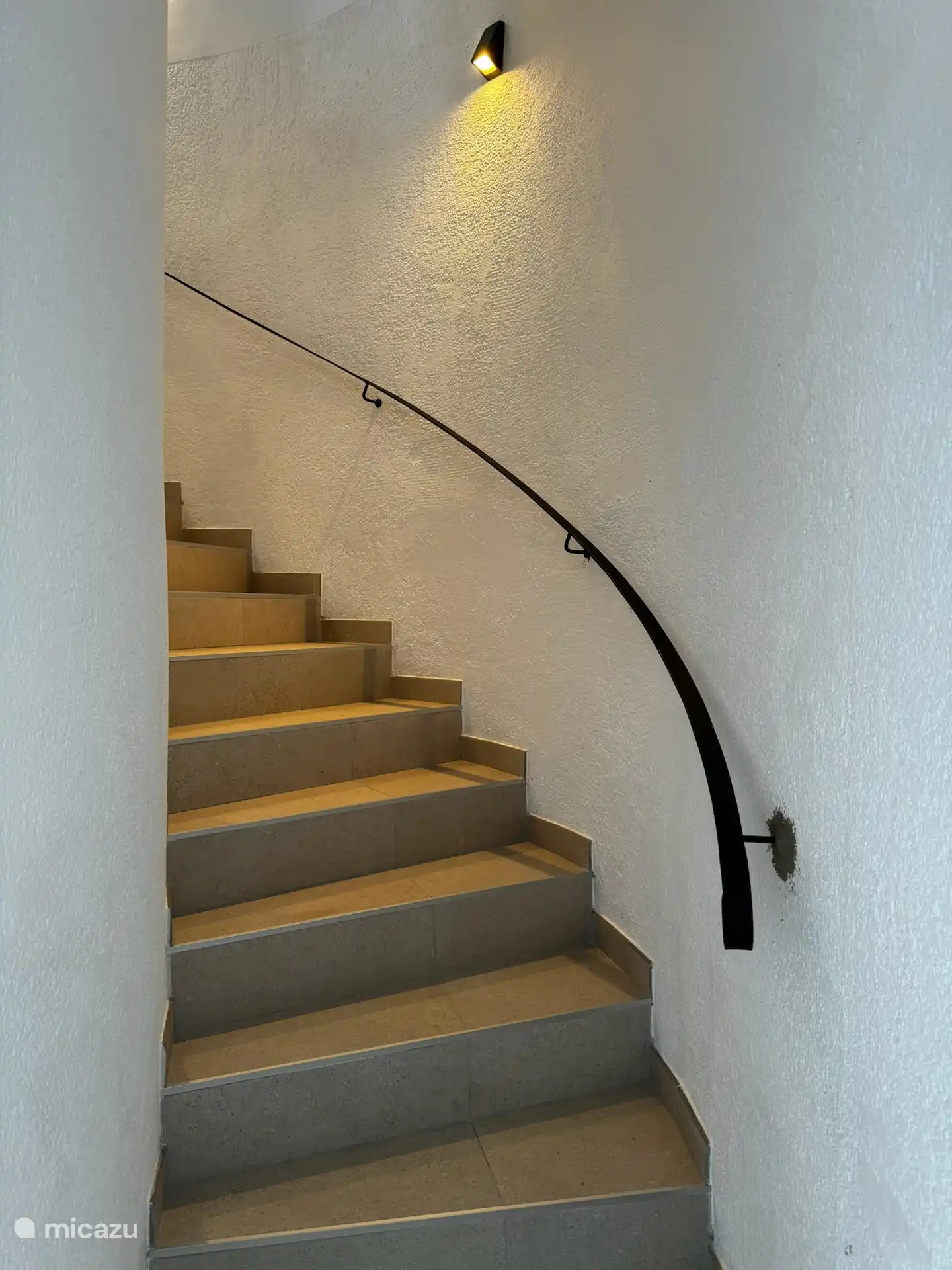 Die Wendeltreppe verbindet das Erdgeschoss mit dem angeschlossenen Keller und der &#252;berdachten Terrasse. 