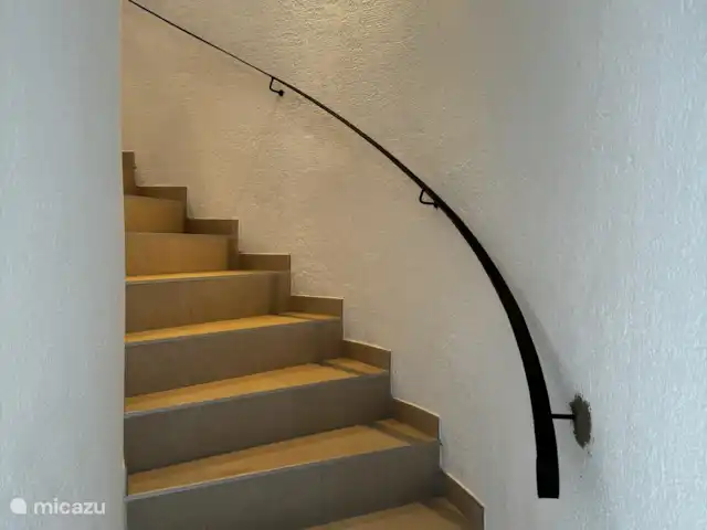 Casa Luna | Espagne, Costa Blanca, Orba - villa L’escalier en colimaçon relie le rez-de-chaussée au sous-sol attenant et à la terrasse couverte.