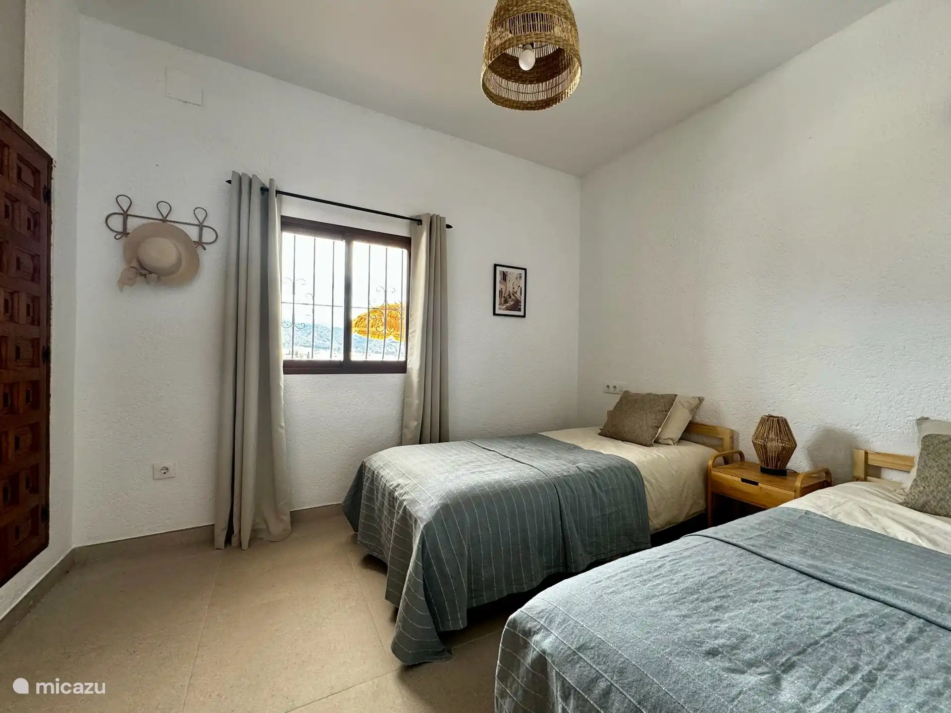 Dieses Schlafzimmer ist neu gebaut und mit einem ger&#228;umigen Einbauschrank und zwei neuen Betten ausgestattet.