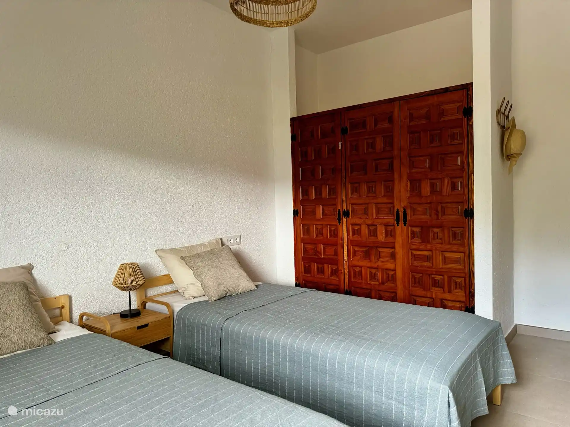 Dieses neue Zimmer verf&#252;gt au&#223;erdem &#252;ber einen ger&#228;umigen Einbauschrank und zwei neue Betten.