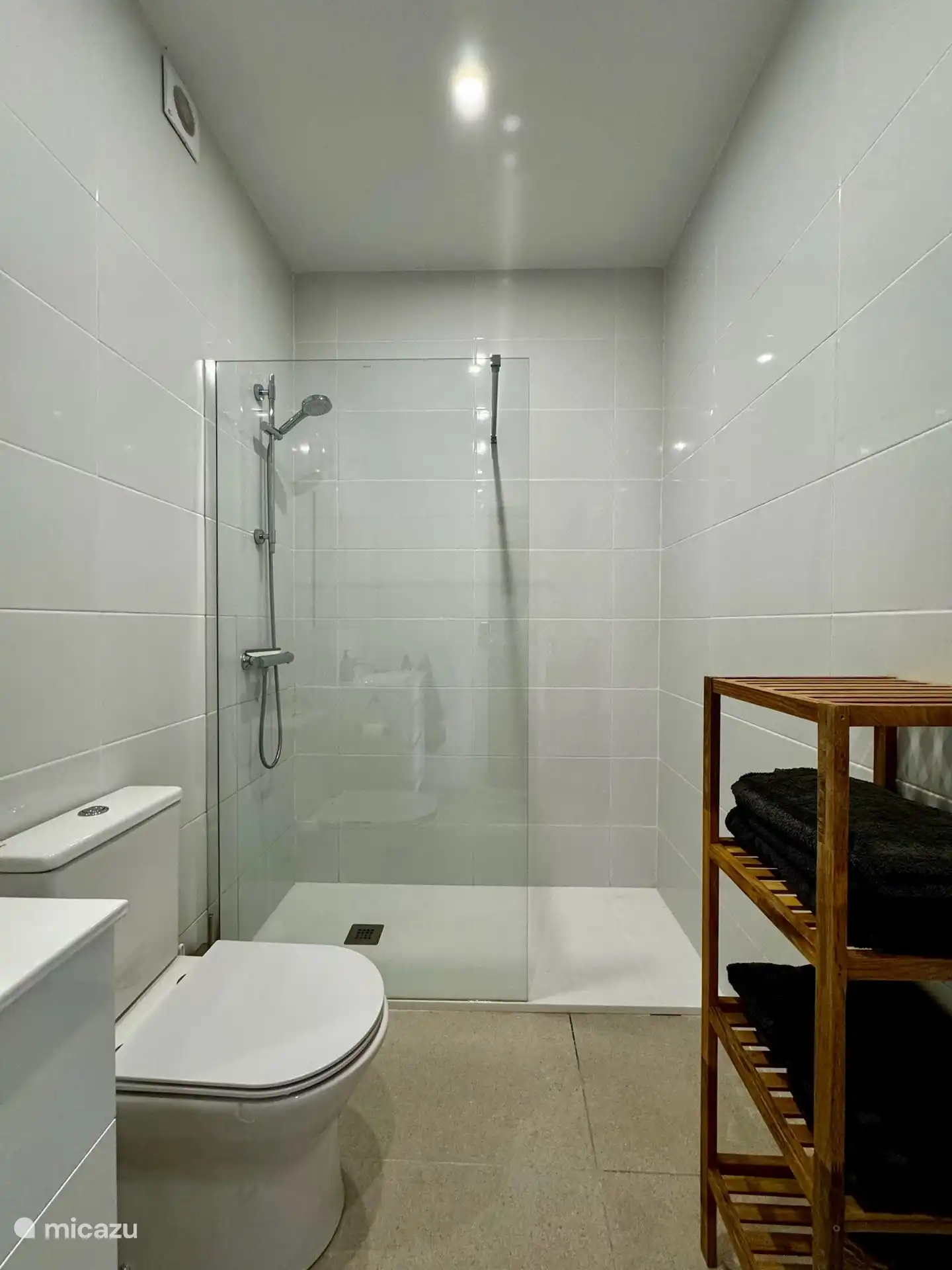 Im Untergeschoss befindet sich das zweite neue Badezimmer. Ausgestattet mit einem gro&#223;en Waschbecken, WC, Dusche. 