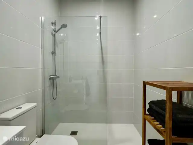 Casa Luna | Espagne, Costa Blanca, Orba - villa Au sous-sol se trouve la deuxième nouvelle salle de bain. Equipé d’un grand lavabo, toilettes, douche.