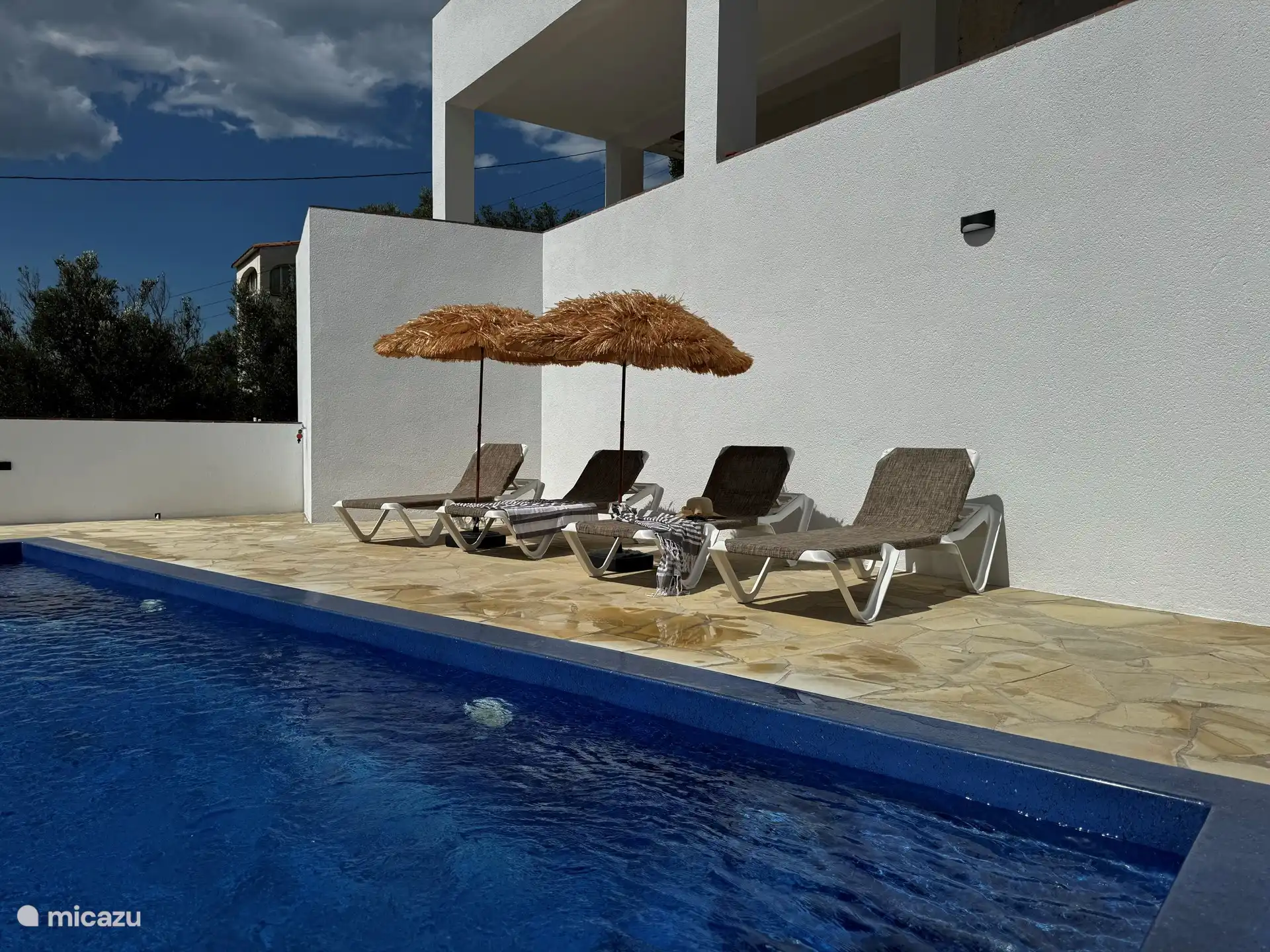 Am Pool k&#246;nnen Sie sich sonnen und auf den neuen Sonnenliegen entspannen 