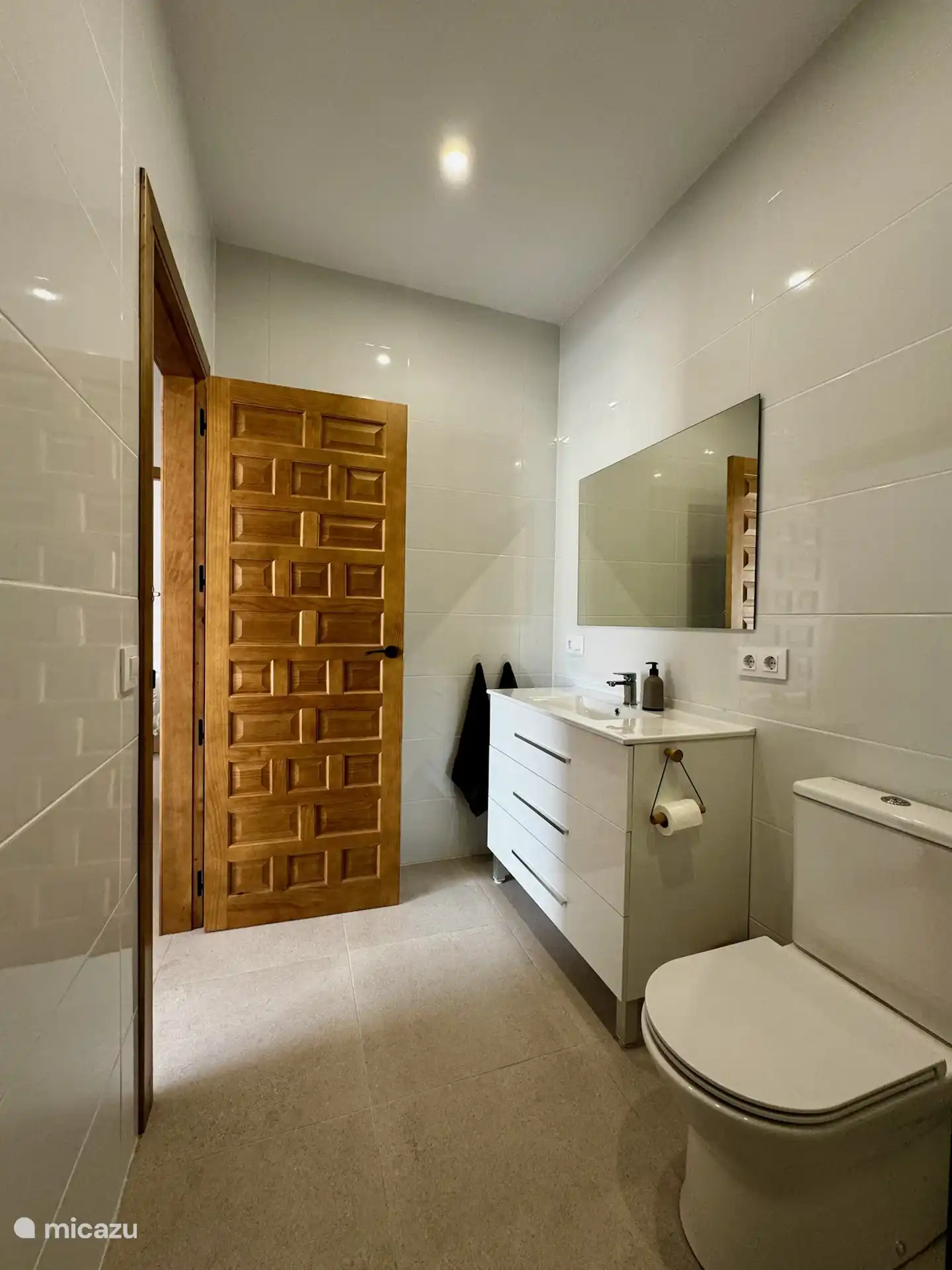 Auch im Erdgeschoss finden Sie die typisch spanischen T&#252;ren, die eine warme Atmosph&#228;re im Haus schaffen.