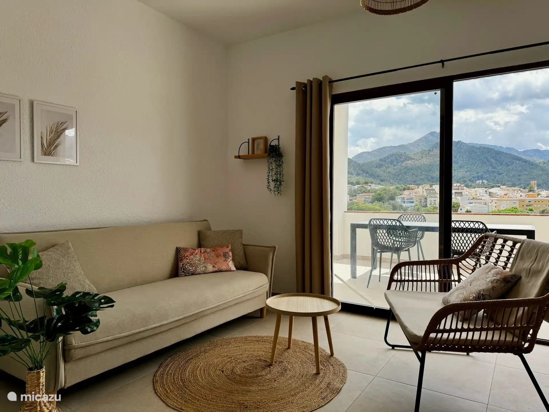 Im Untergeschoss befindet sich ein kleines Wohnzimmer, in dem man chillen kann.