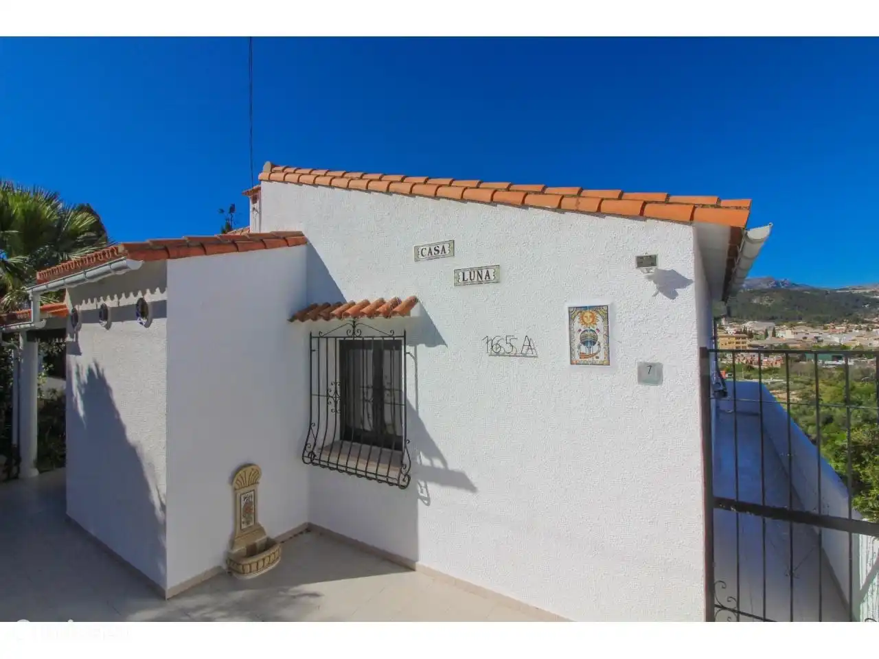 Von der Stra&#223;e aus ist das Haus von dieser Seite aus zu sehen... Auf der anderen Seite haben wir das Haus umgebaut und Sie haben eine sch&#246;ne Aussicht.