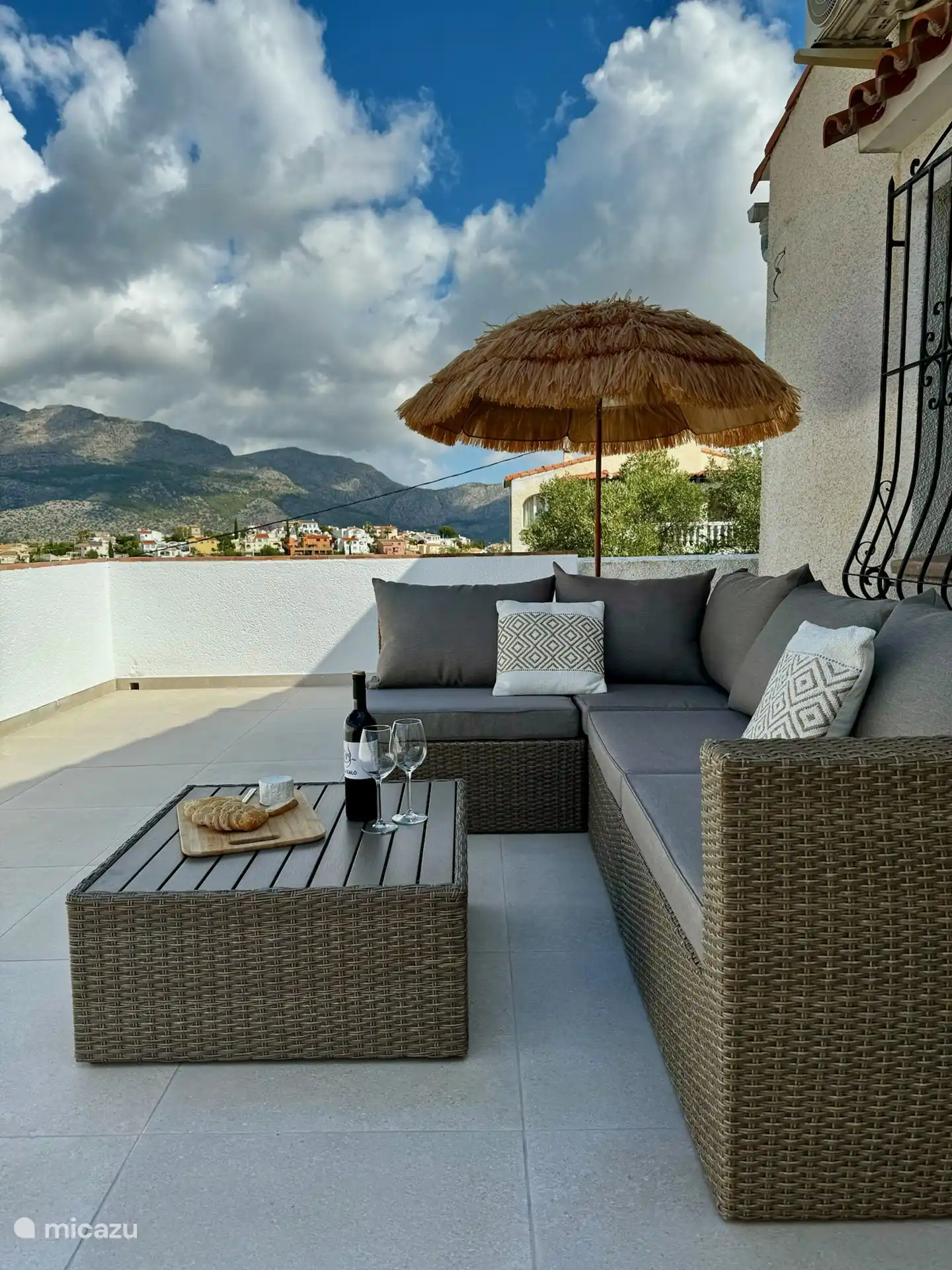 Auf der oberen Terrasse befindet sich auch ein sch&#246;nes Lounge-Set.