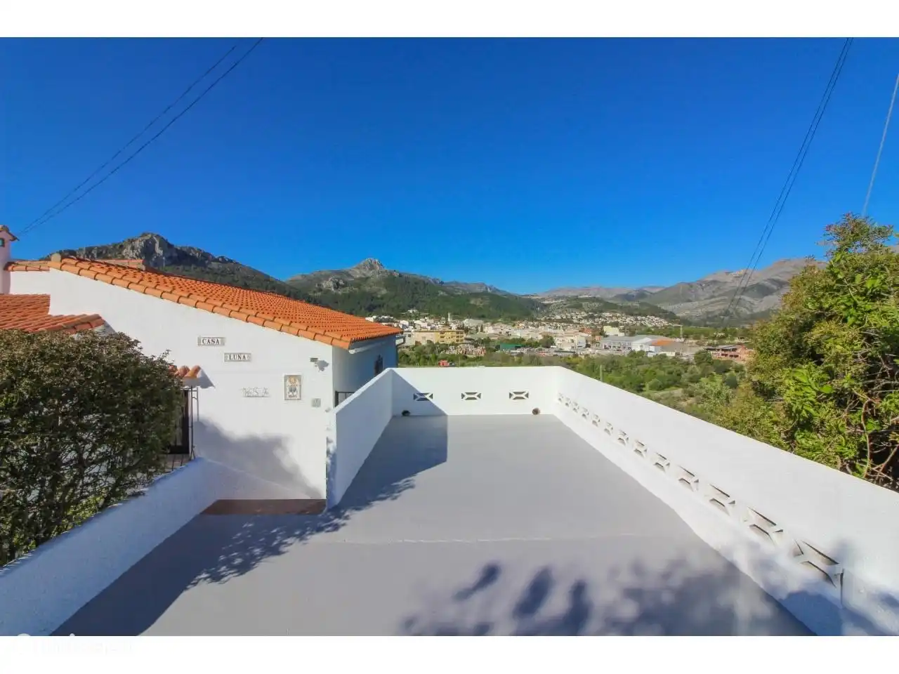 Auf der Stra&#223;enseite befindet sich ein privater Parkplatz. Geeignet f&#252;r 1 Auto.