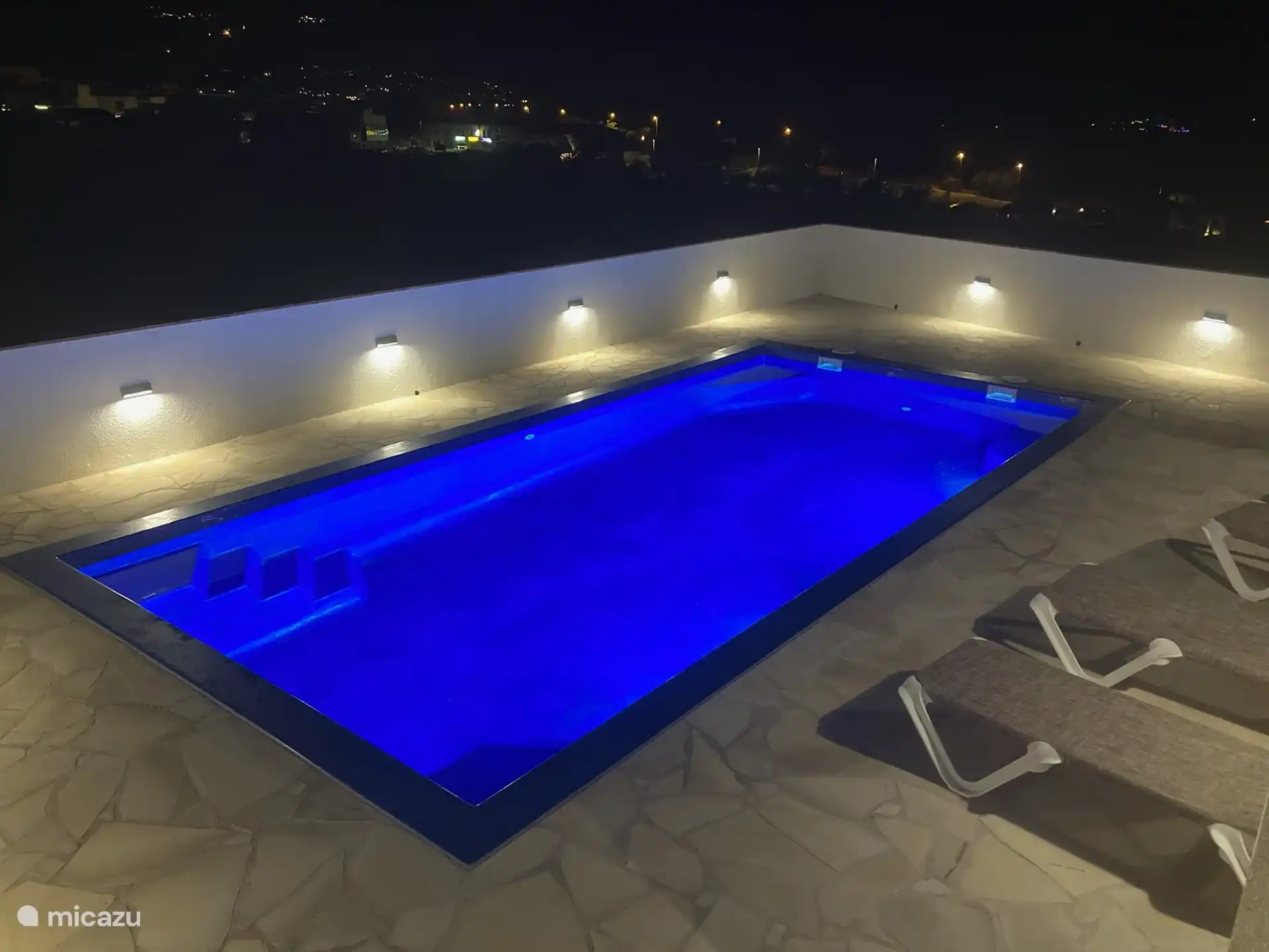  Wenn Sie abends das Licht am Pool einschalten, entsteht eine ganz besondere Atmosph&#228;re.