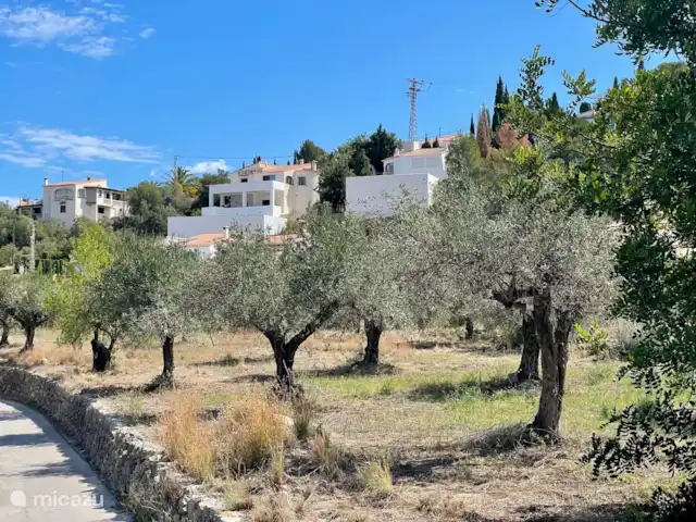 Casa Luna | Espagne, Costa Blanca, Orba - villa Lorsque vous descendez, vous pouvez clairement voir la maison. (reconnaissable à l’extension)
