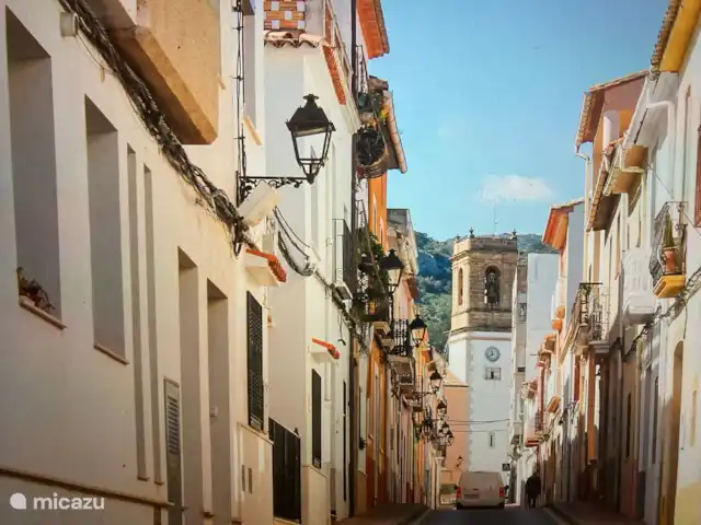 Casa Luna | Espagne, Costa Blanca, Orba - villa Au centre d’Orba se trouve une petite église entourée d’une belle place avec quelques restaurants et terrasses où vous pourrez prendre votre petit-déjeuner.