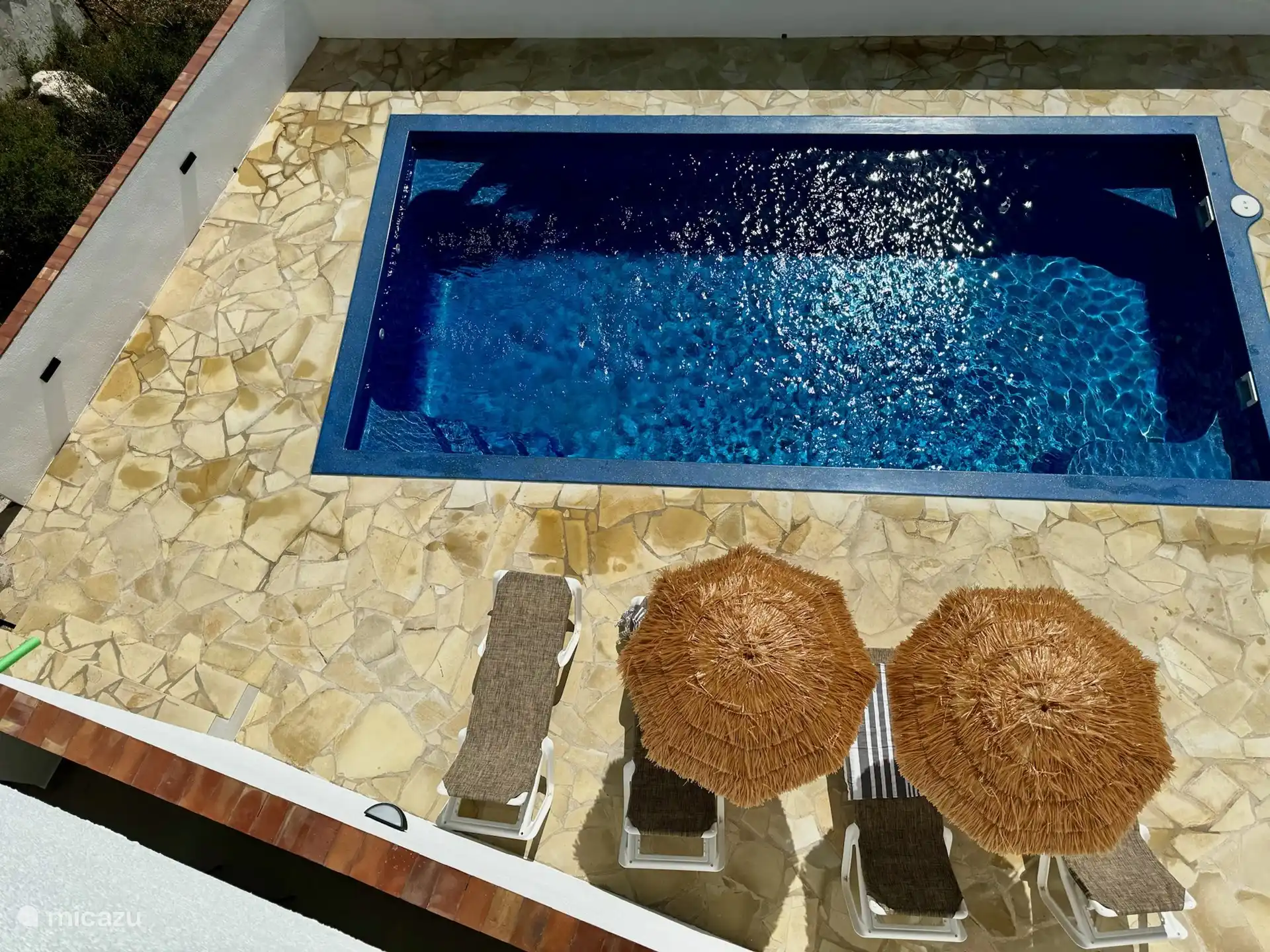 Der neu gebaute Swimmingpool ist 4,5 x 8,5 und 1,5 tief und hat in jeder Ecke einen Sitz, um bei hei&#223;em Wetter sch&#246;n k&#252;hl zu bleiben.