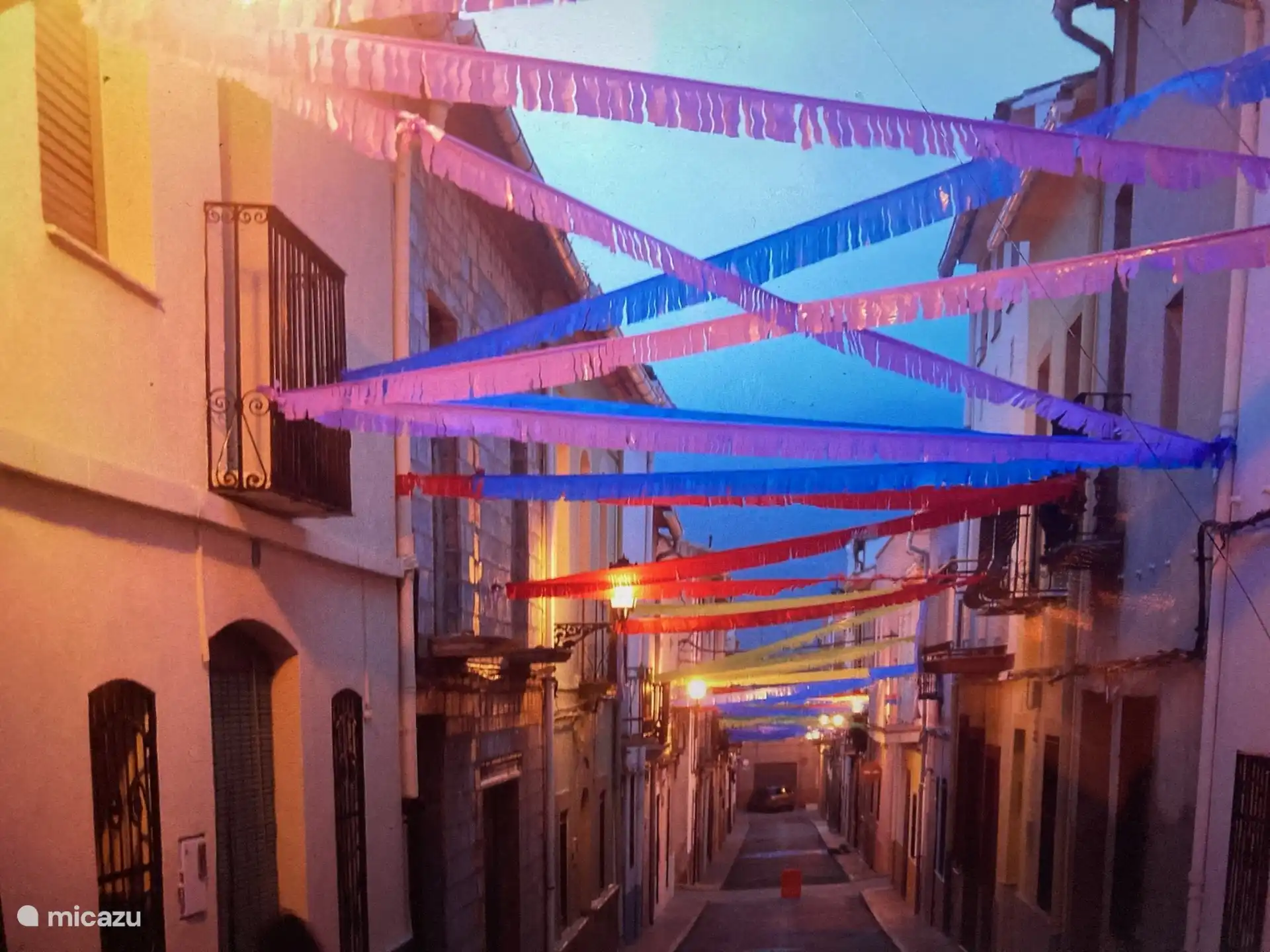 W&#228;hrend der lokalen Feria (Fiestas) sind die Stra&#223;en bunt geschm&#252;ckt. 