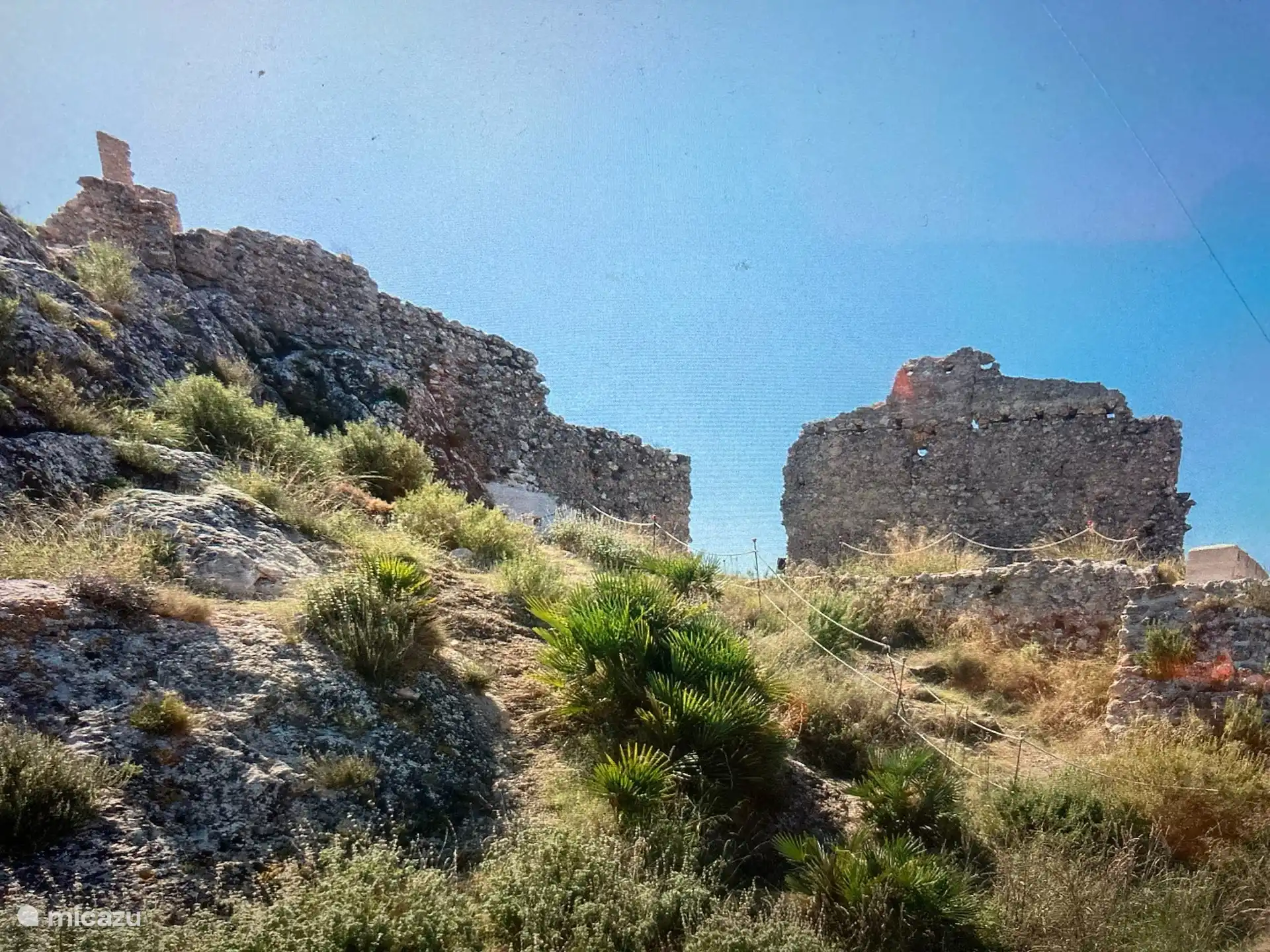Auf der Lastschrift befindet sich eine alte Ruine. Man kann den ganzen Weg dorthin laufen und hat von dort aus einen sch&#246;nen Blick &#252;ber das Tal bis zum Meer. ( Monte Pego, Pedreguer, Orba, Oliva sind deutlich zu erkennen ) 