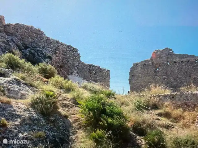 Casa Luna | Espagne, Costa Blanca, Orba - villa Au-dessus du débit se trouve une vieille ruine. Vous pouvez marcher jusqu’à là et de là, vous avez une belle vue sur la vallée jusqu’à la mer. ( Monte Pego, Pedreguer, Orba, Oliva sont clairement visibles )