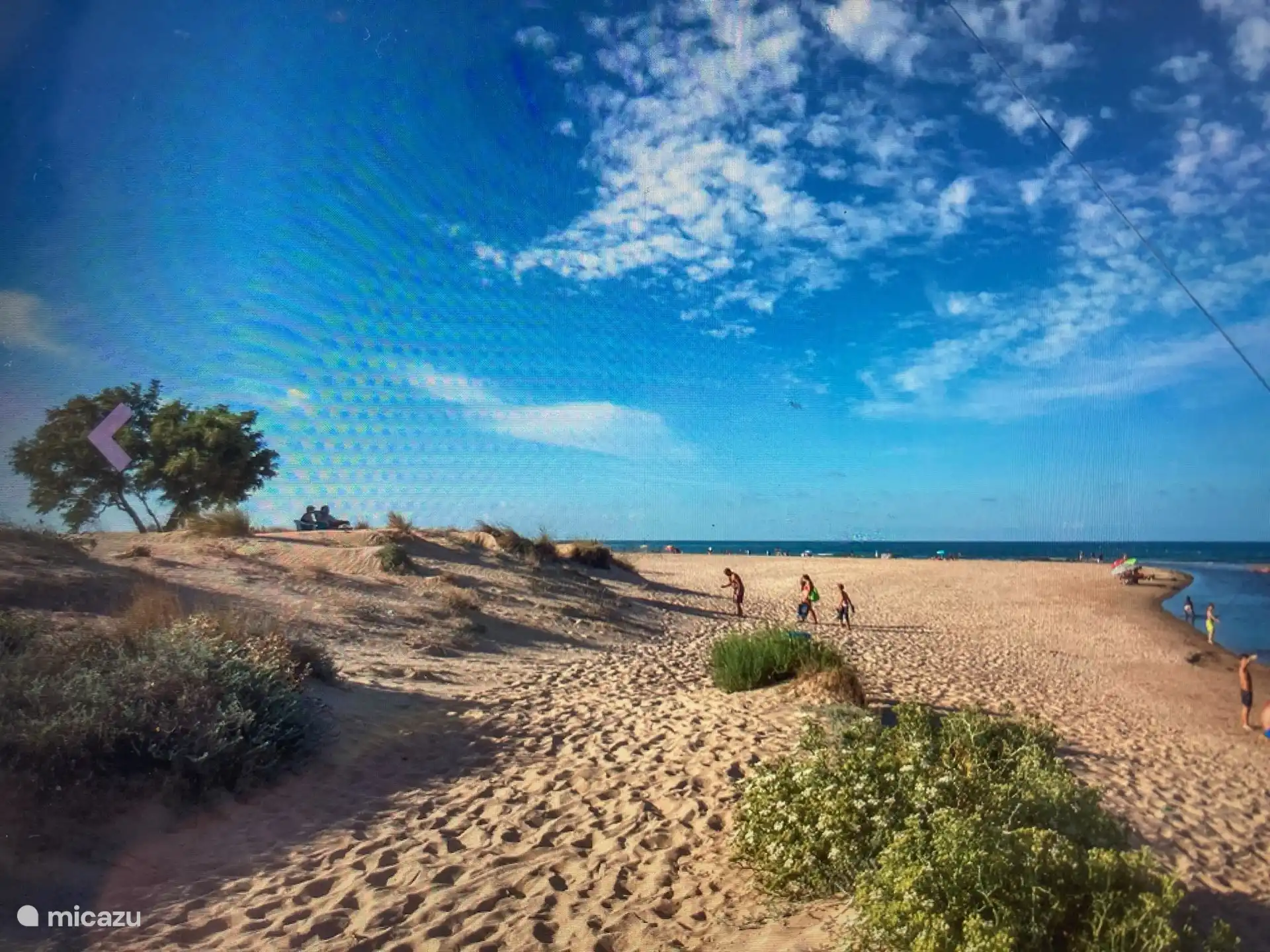Den Strand von Denia erreichen Sie nach einer 25-min&#252;tigen Autofahrt. Denia hat auch einen sehr langen Strand. Ein ruhig gelegener Teil, wo es sch&#246;n breit ist und man sich entspannen kann. Und ein Teil, in dem viel gesegnet wird und ein belebterer Strand mit Terrassen und Sonnenliegen usw. 