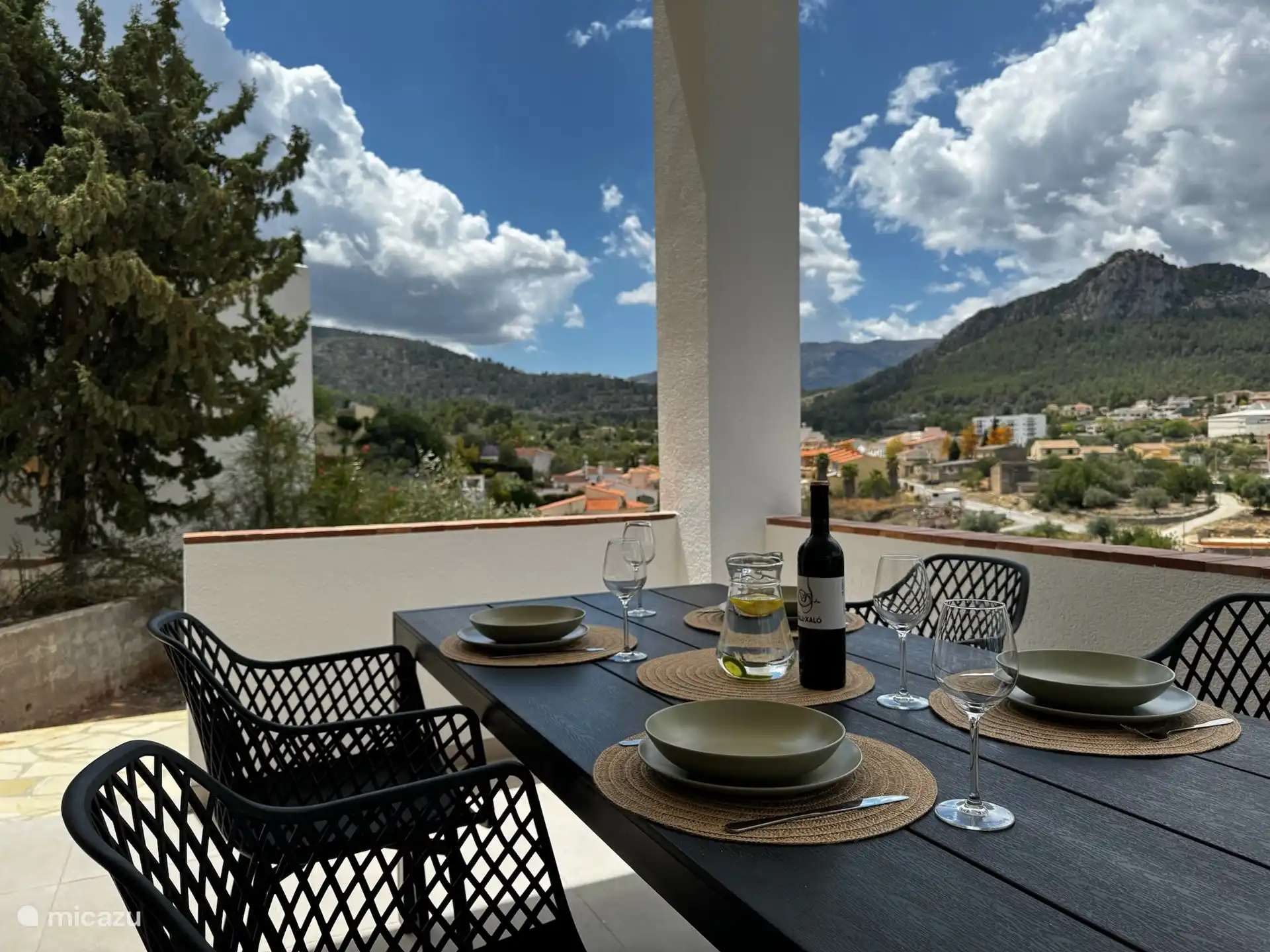 Auf der &#252;berdachten Terrasse k&#246;nnen Sie im Schatten am Tisch oder auf dem Lounge-Sofa sitzen.