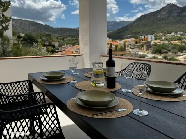 Casa Luna | Espagne, Costa Blanca, Orba - villa Sur la terrasse couverte, vous pouvez vous asseoir à l’ombre à la table ou sur le canapé du salon.