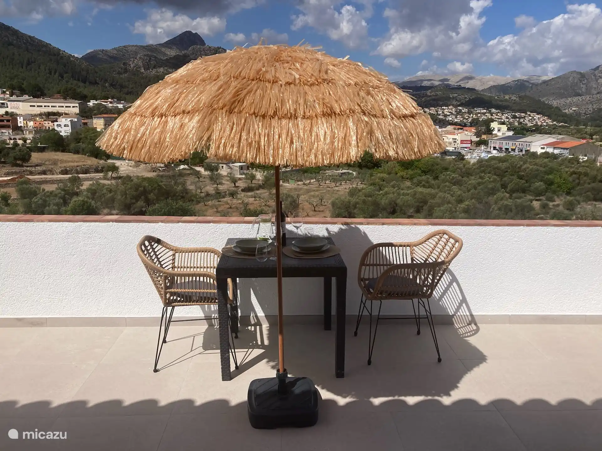 Auf dem Balkon k&#246;nnen Sie sitzen und die weite Aussicht genie&#223;en.