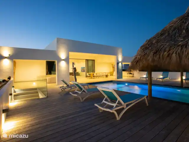 Villa met zeezicht en infinity pool huren in Curaçao, Banda Ariba (oost), Jan Thiel - villa SFEER VERLICHTING