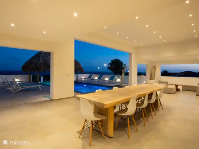 Villa met zeezicht en infinity pool huren in Curaçao, Banda Ariba (oost), Jan Thiel - villa EETTAFEL BUITEN