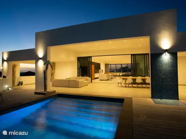 Villa met zeezicht en infinity pool huren in Curaçao, Banda Ariba (oost), Jan Thiel - villa BY NIGHT