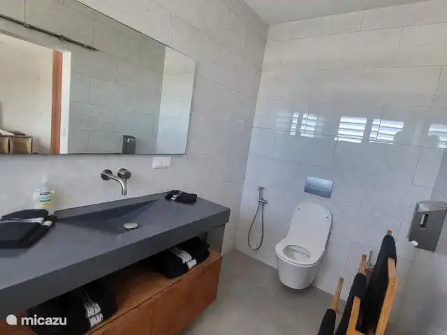 Villa met zeezicht en infinity pool huren in Curaçao, Banda Ariba (oost), Jan Thiel - villa BADKAMER