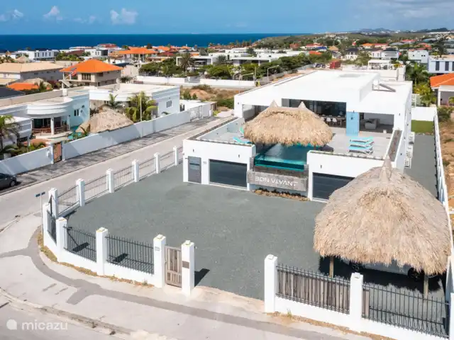 Villa met zeezicht en infinity pool huren in Curaçao, Banda Ariba (oost), Jan Thiel - villa PARKEERPLAATS