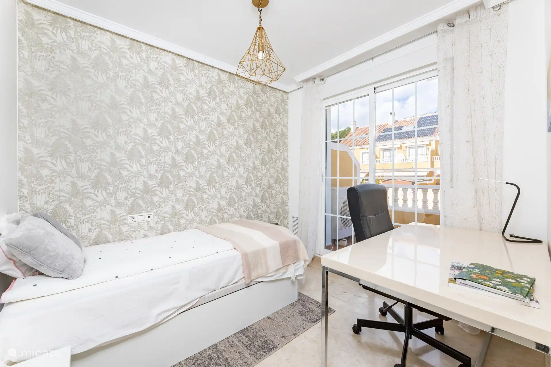 Chambre avec table bureau