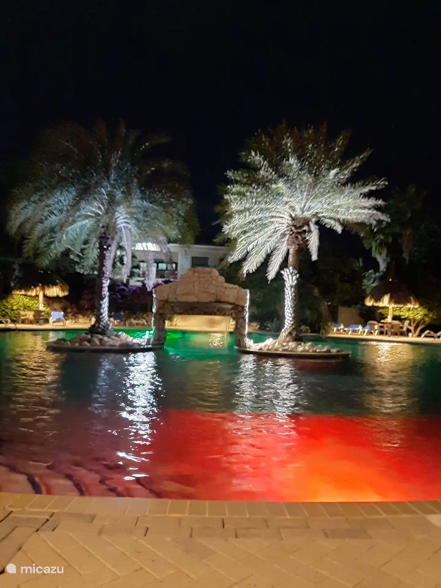 Schwimmbad bei Nacht