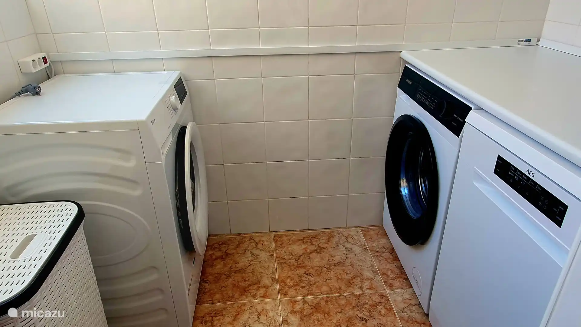 Bijkeuken met vaatwasser, wasmachine, wasdroger en magnetron