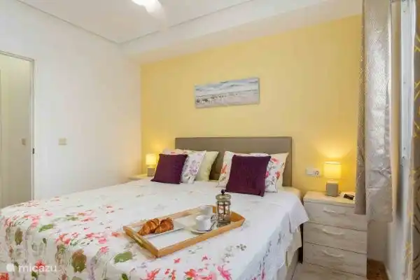 Chambre 1 avec placards et climatisation