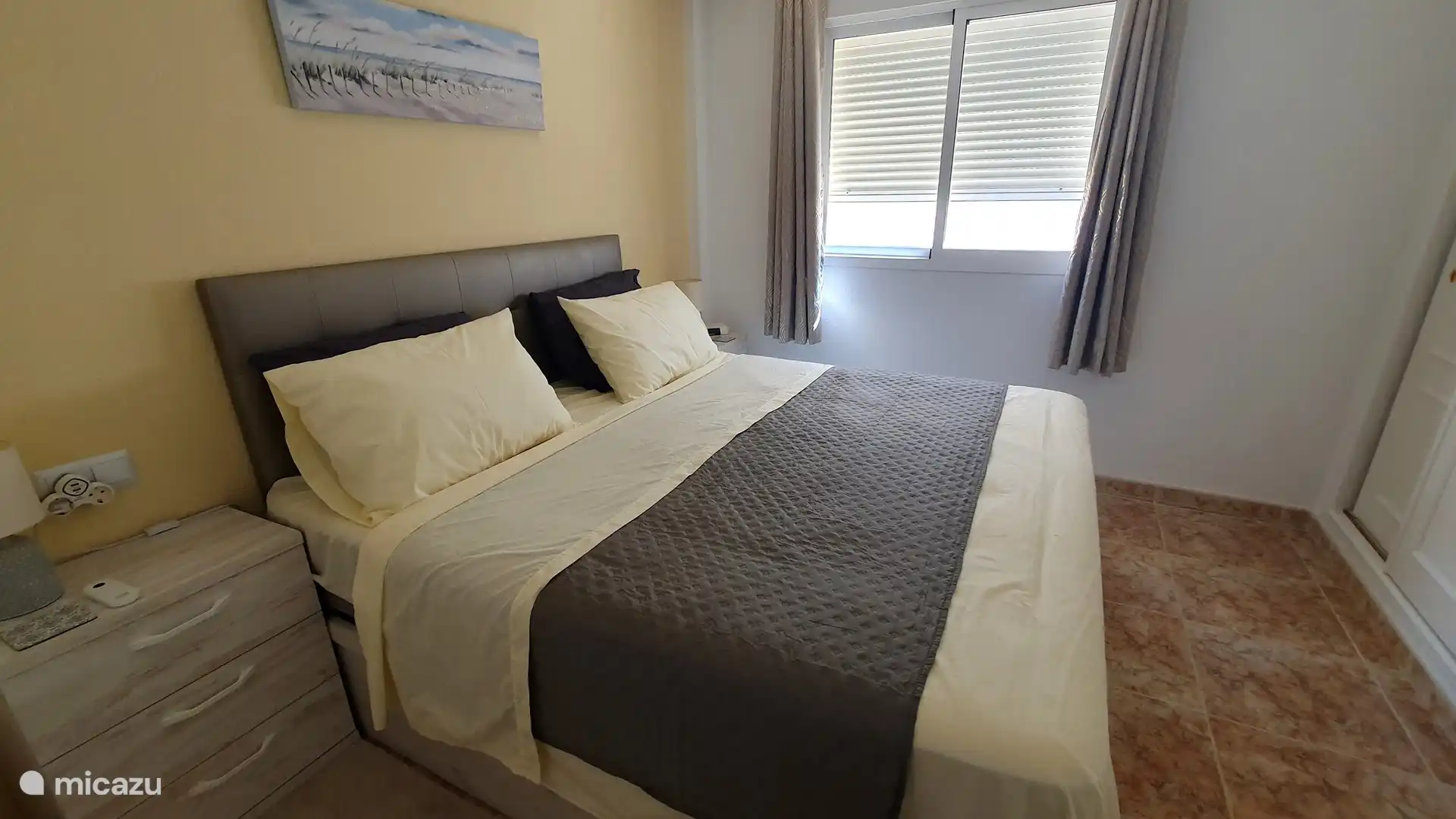 Chambre 1 avec placards et climatisation