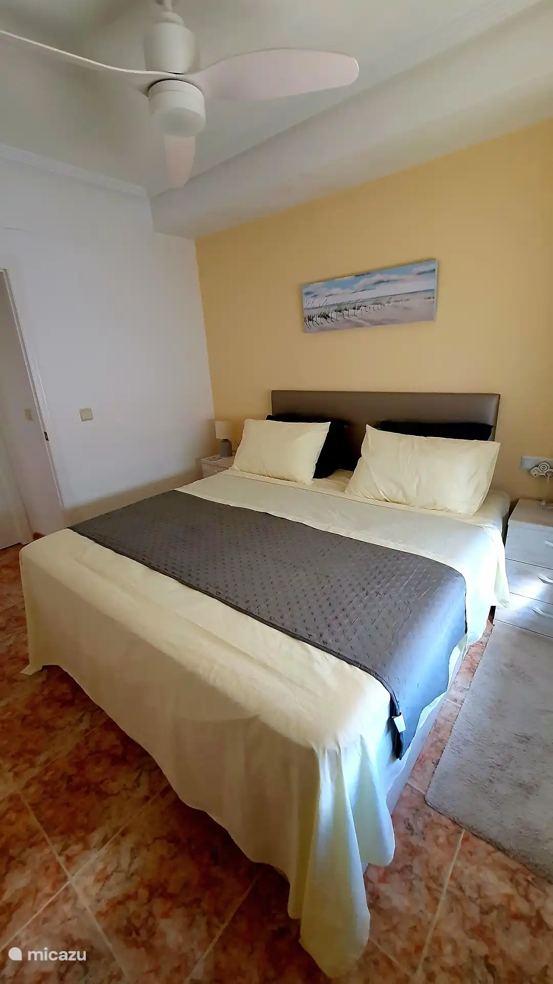 Chambre 1 avec placards et climatisation