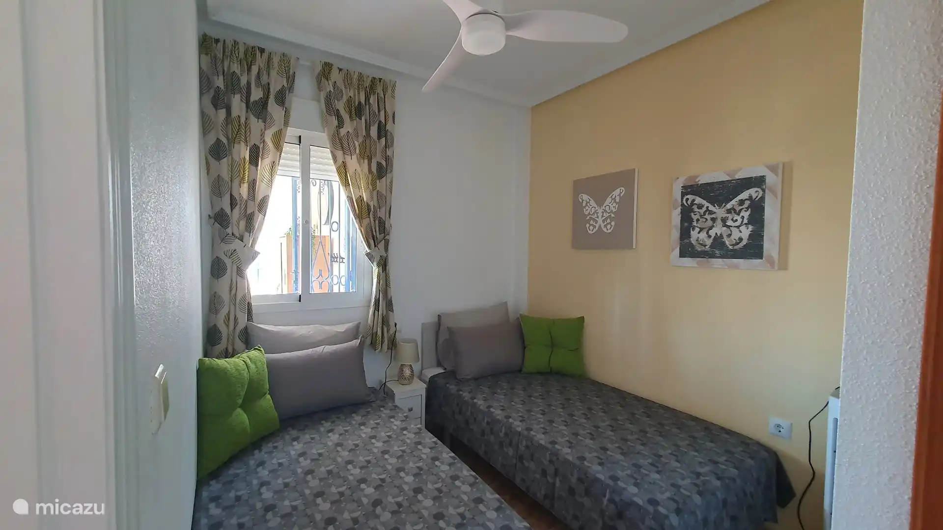 2ème chambre avec ventilateur de plafond et placards.