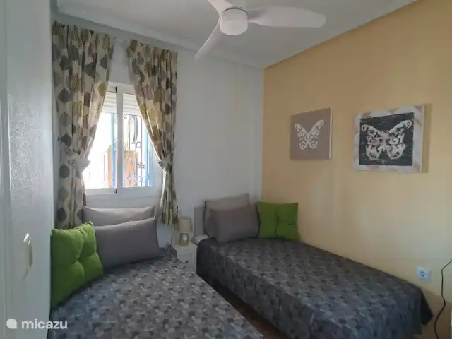 Casa Vivir la Vida | Espagne, Costa Blanca, Punta Prima - appartement 2ème chambre avec ventilateur de plafond et placards.