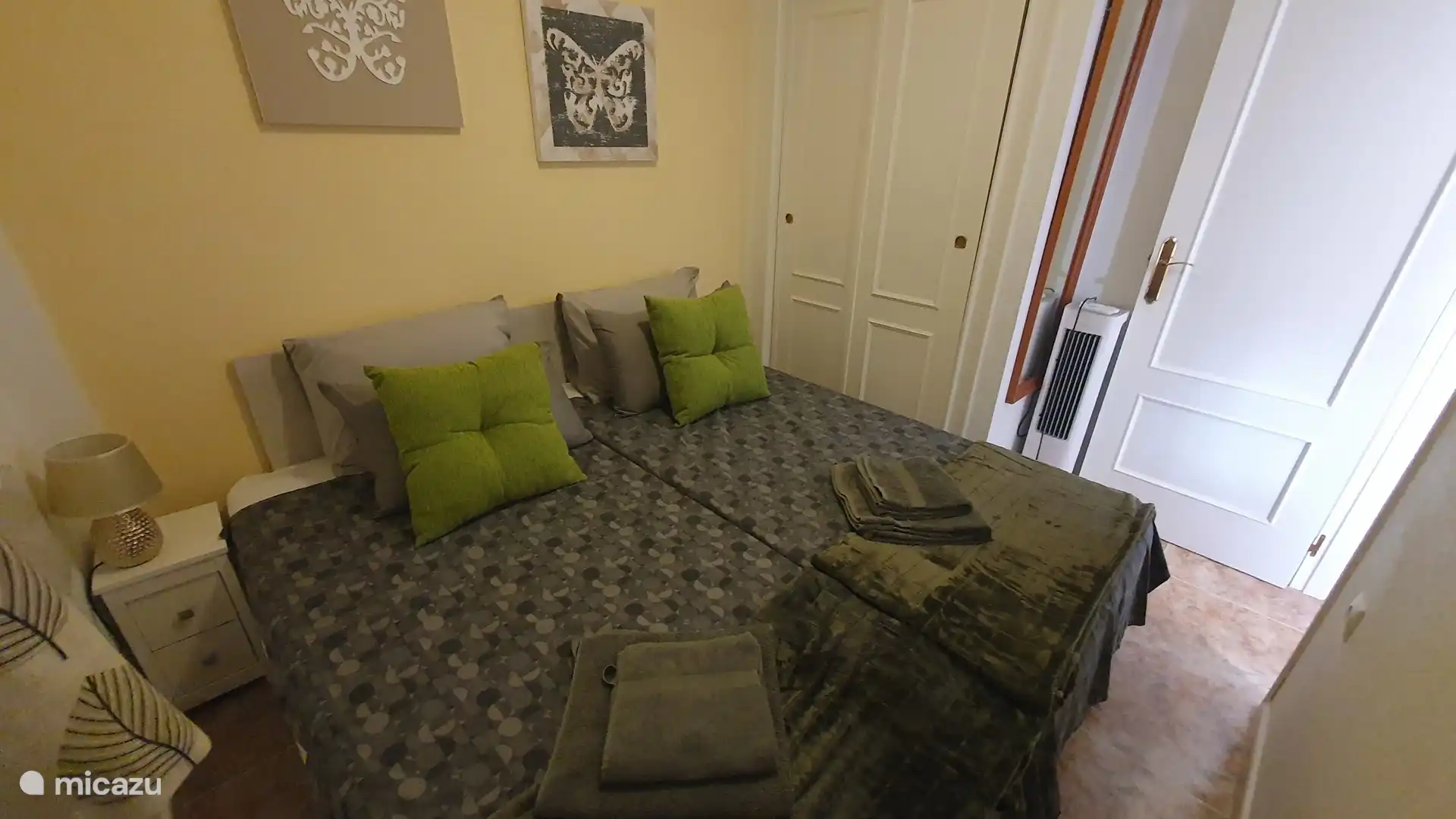 2ème chambre (avec 2 lits simples attachés ensemble) avec ventilateur de plafond et armoires encastrées.