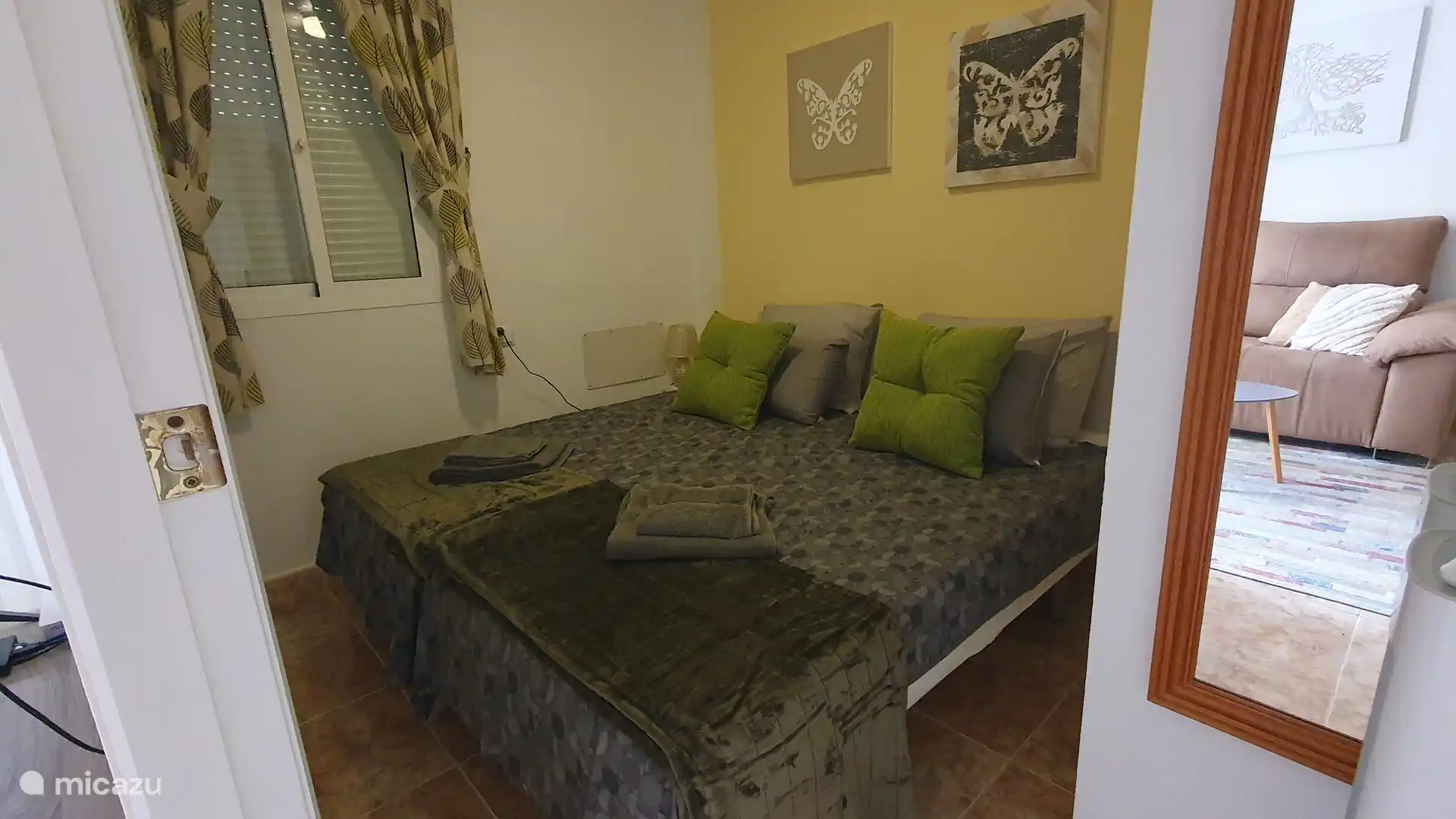 2ème chambre (avec 2 lits simples attachés ensemble) avec ventilateur de plafond et armoires encastrées.