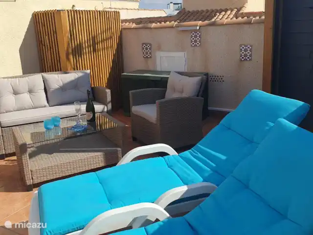 Casa Vivir la Vida | Espagne, Costa Blanca, Punta Prima - appartement Terrasse sur le toit avec sièges, chaises longues, douche extérieure de luxe et salle à manger