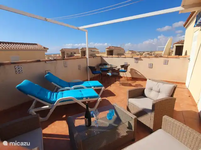 Casa Vivir la Vida | Espagne, Costa Blanca, Punta Prima - appartement Terrasse sur le toit avec sièges, chaises longues, douche extérieure de luxe et salle à manger