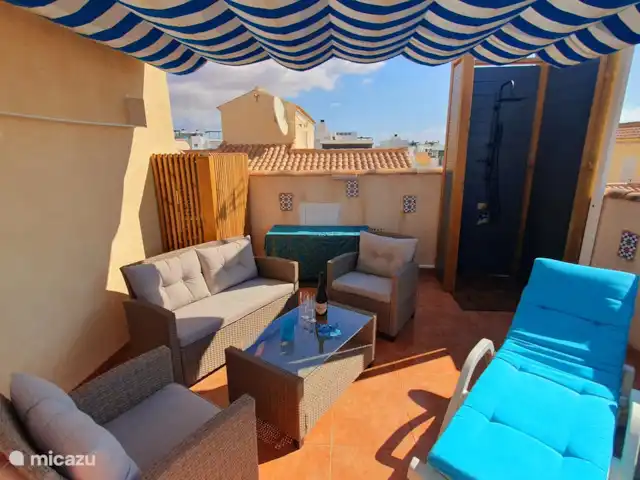 Casa Vivir la Vida | Espagne, Costa Blanca, Punta Prima - appartement Terrasse sur le toit avec sièges, chaises longues, douche extérieure de luxe et salle à manger