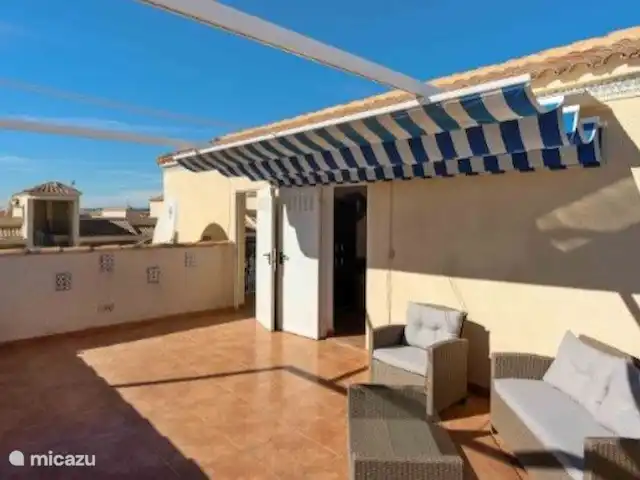 Casa Vivir la Vida | Espagne, Costa Blanca, Punta Prima - appartement Terrasse sur le toit avec grand espace de rangement (y compris des armoires de cuisine et un réfrigérateur/congélateur)
