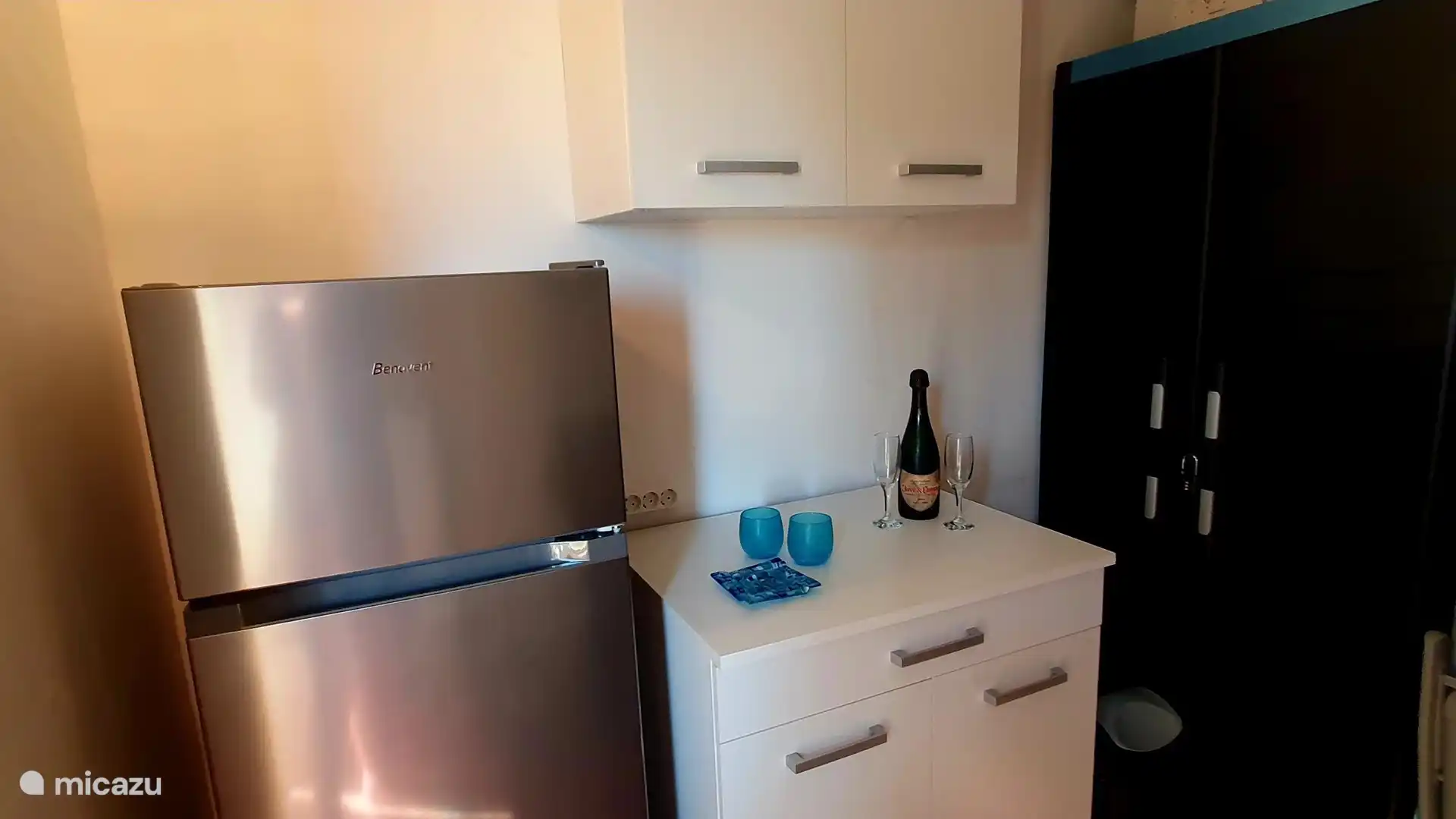 Débarras sur le toit-terrasse avec, entre autres, réfrigérateur/congélateur et armoires de cuisine